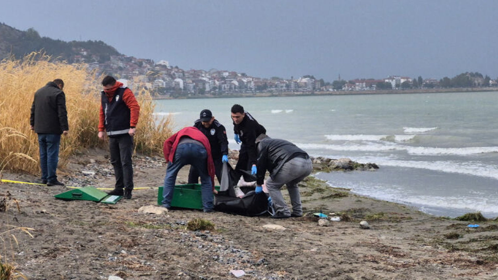 Isparta Eğirdir Gölü kenarında kimliği belirsiz bir erkek cesedi bulundu