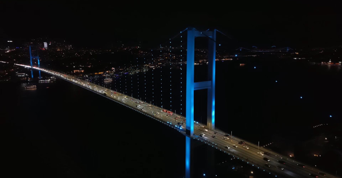 İstanbul Boğazı’nda turkuaz gece