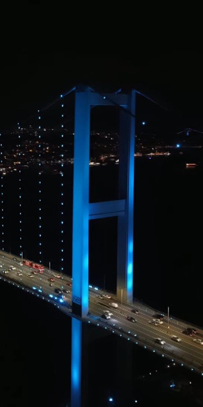 İstanbul Boğazı'nda turkuaz gece