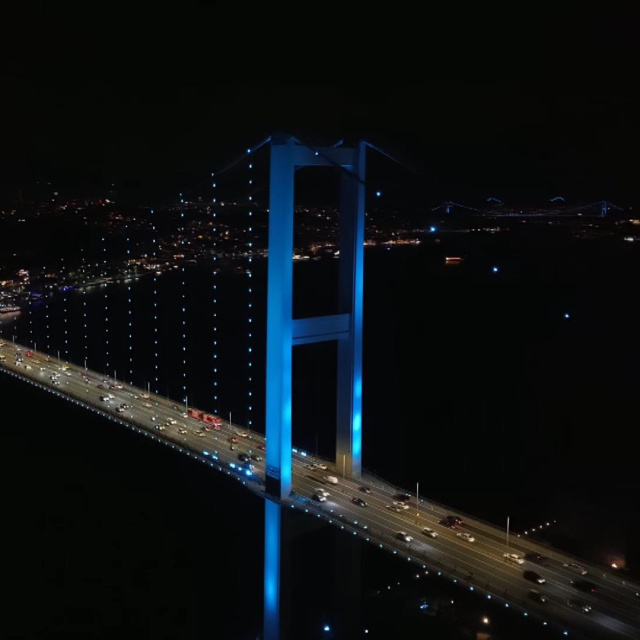 İstanbul Boğazı’nda turkuaz gece