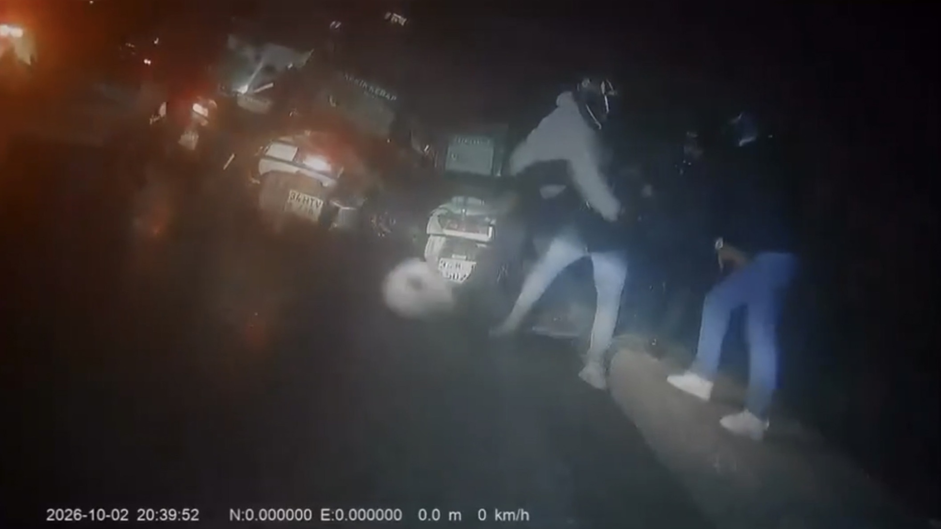 Motokuryeye feci saldırı! Başına kaskla vurdular!