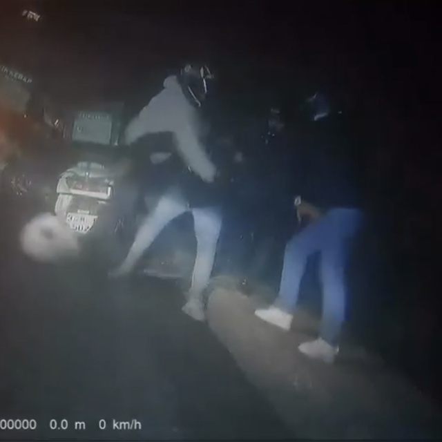 Motokuryeye feci saldırı! Başına kaskla vurdular!