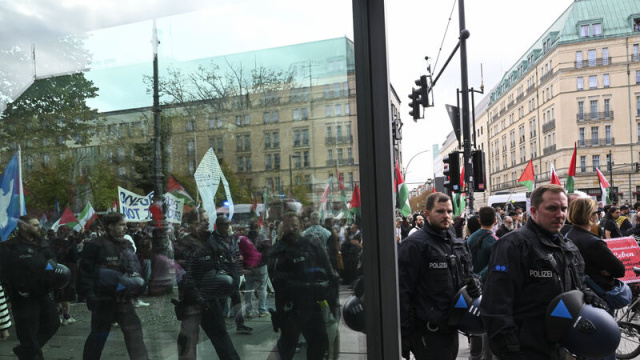 Berlin'de binlerce kişiden gösteri