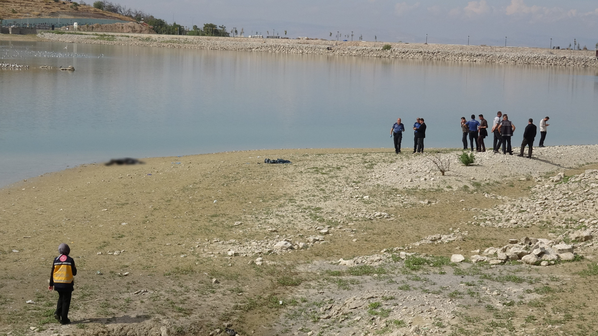 Isparta Eğirdir Gölü kenarında kimliği belirsiz bir erkek cesedi bulundu