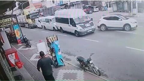 Birbirlerine çarptılar! Kaza kamerada!