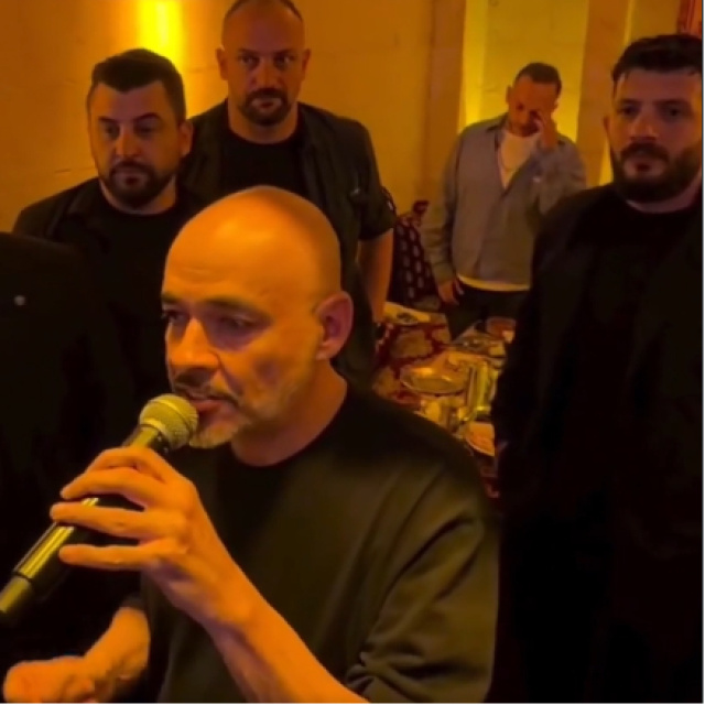 Sıra gecesinde rap söyledi