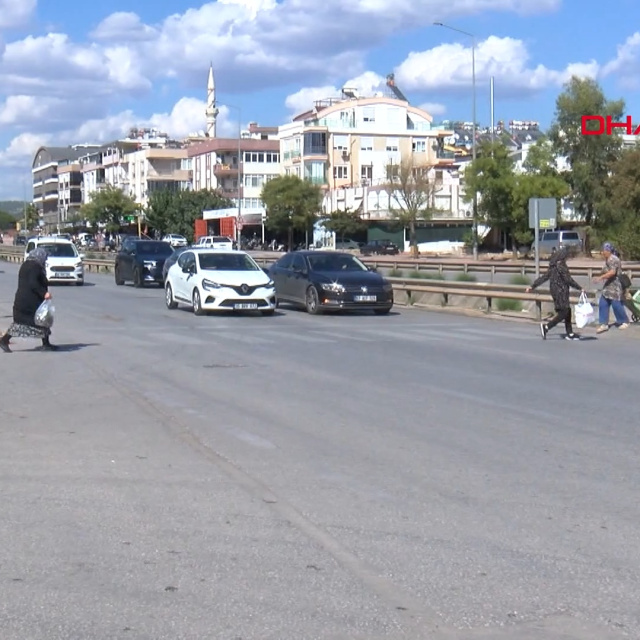 İki mahalleyi ayıran caddede tehlikeli geçiş