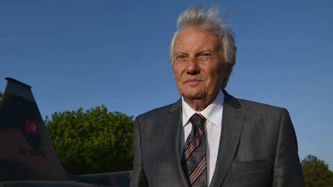 Türk Sineması'nın "Altın Çocuk" lakaplı usta oyuncusu Göksel Arsoy, 90