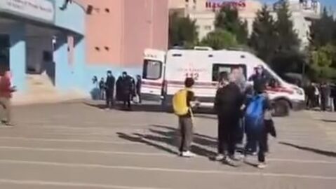 haberi: Başka bir okuldan üniformasıyla geldi, 6 öğrenciyi bıçakladı! | Son dak…