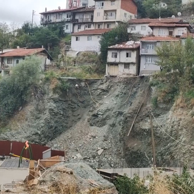 Tokat'ta inşaat kazısında yol çöktü