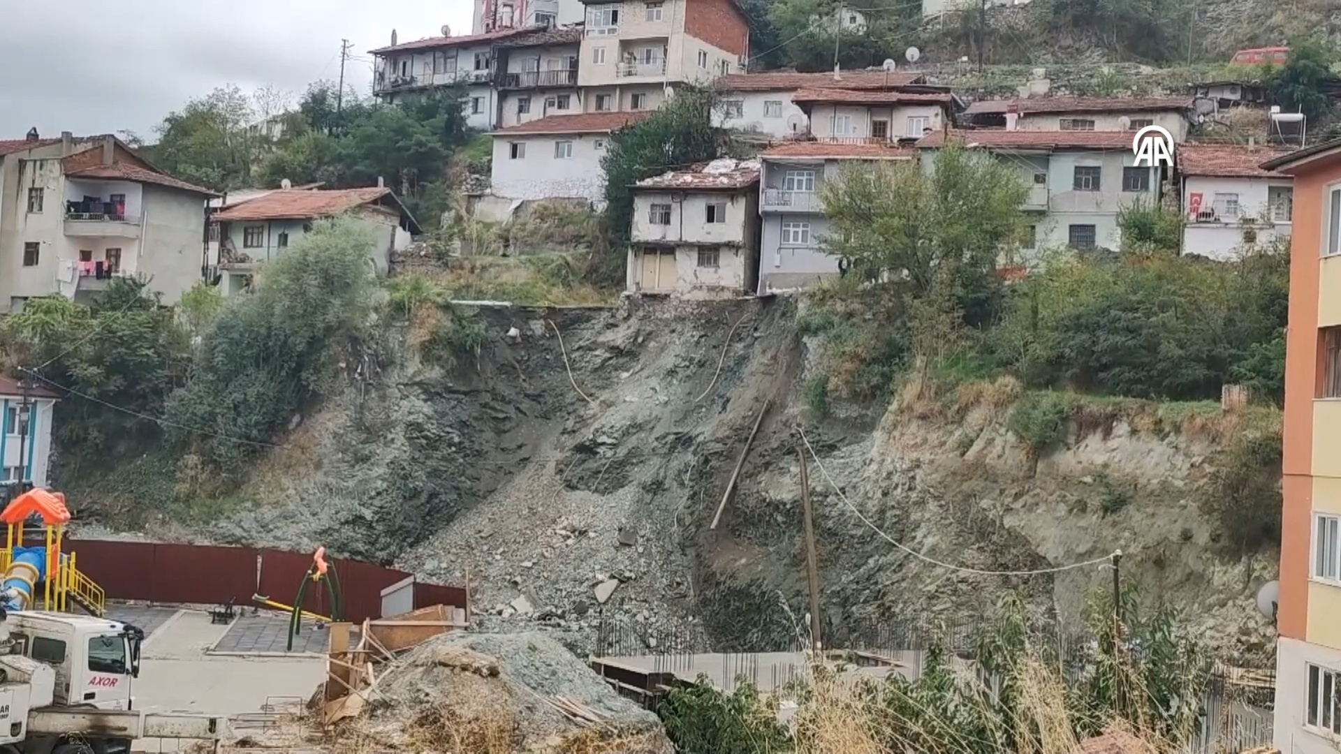 Tokat'ta inşaat kazısında yol çöktü