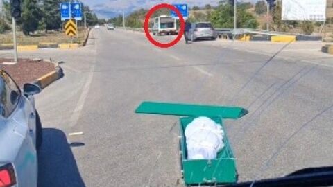 Tabut, cenaze aracından düştü