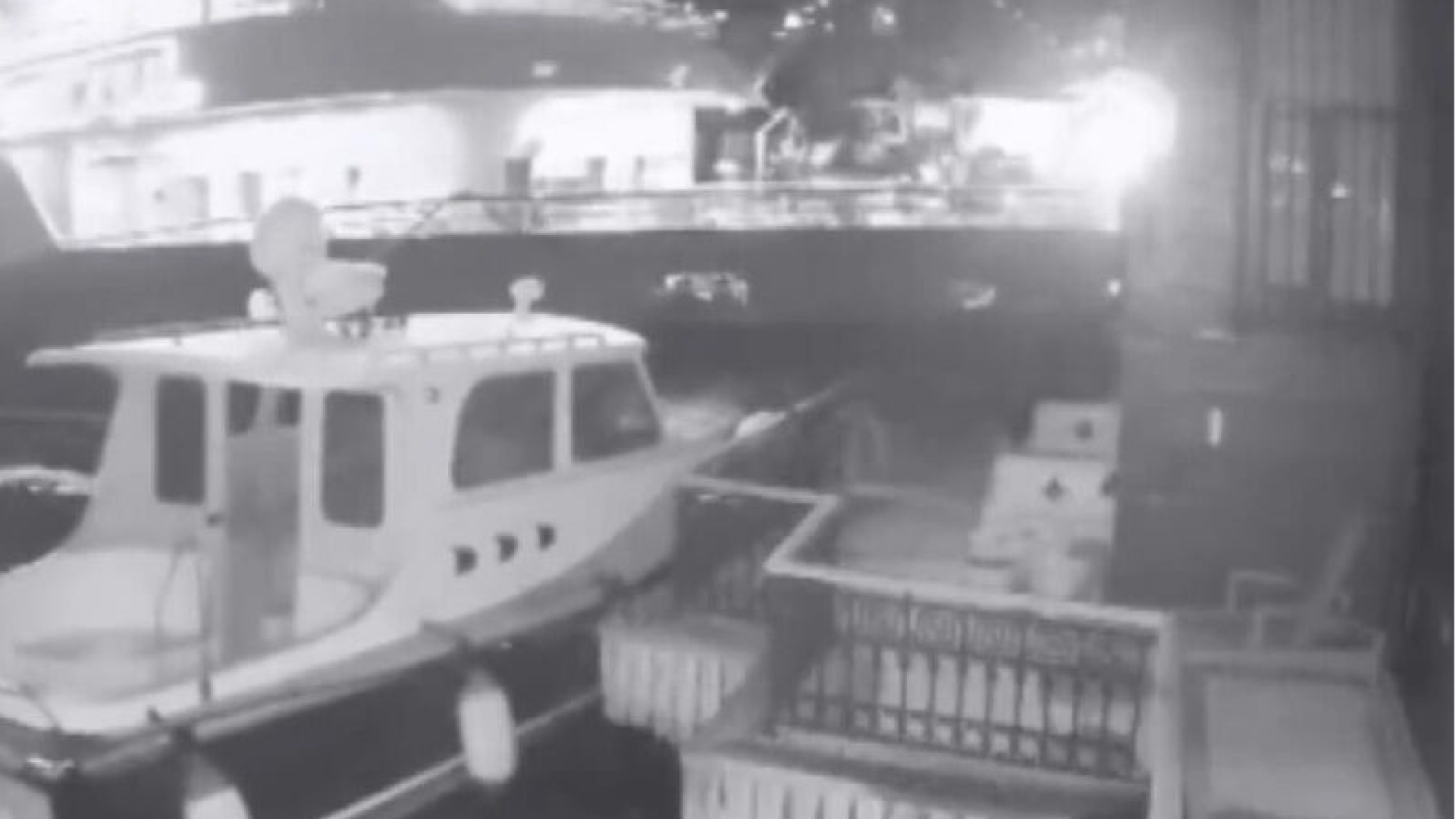 Üsküdar'da vapur yalıya çarptı! O anlar kamerada