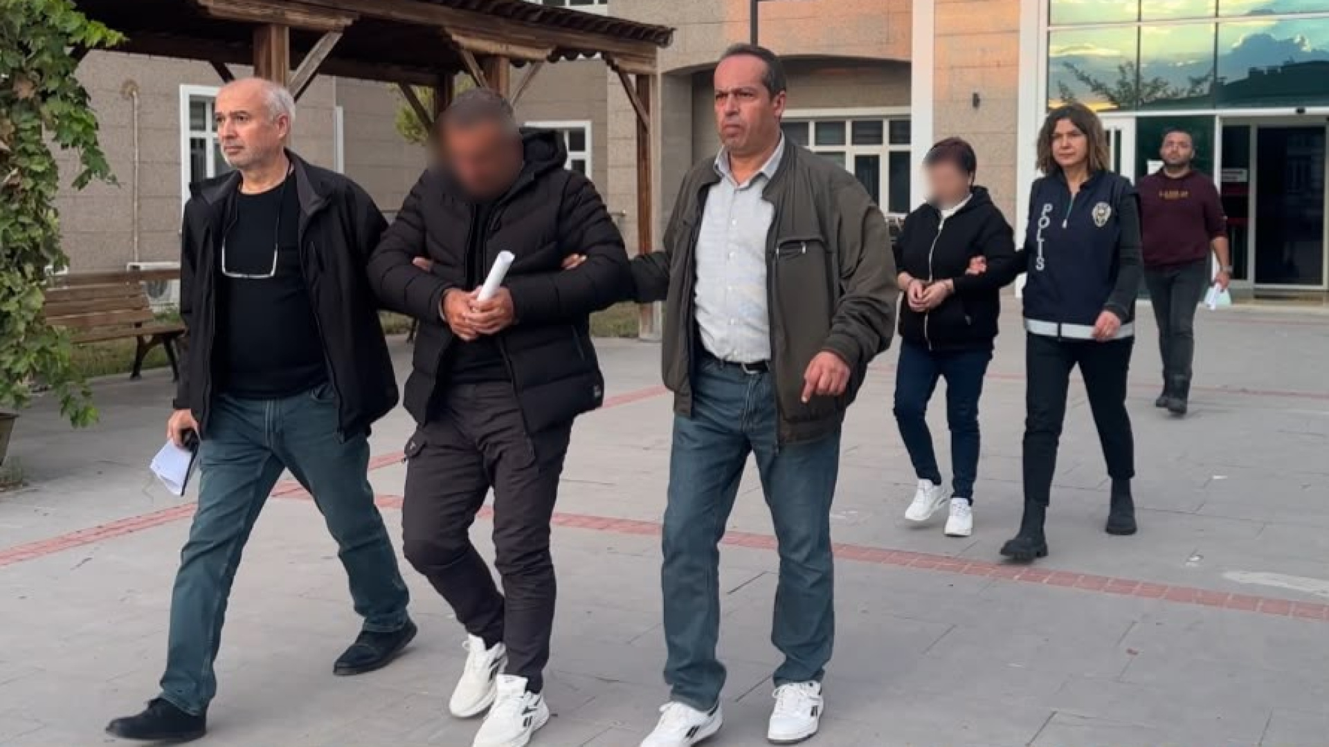 Yaşlı adamı darp ederek senet imzalattılar!