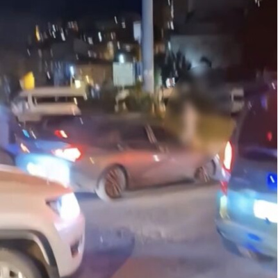 Çıplak halde markete daldı