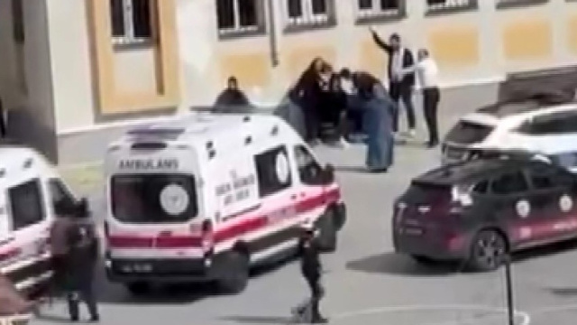 Esenyurt'ta lisede bıçaklı kavga: 3 yaralı