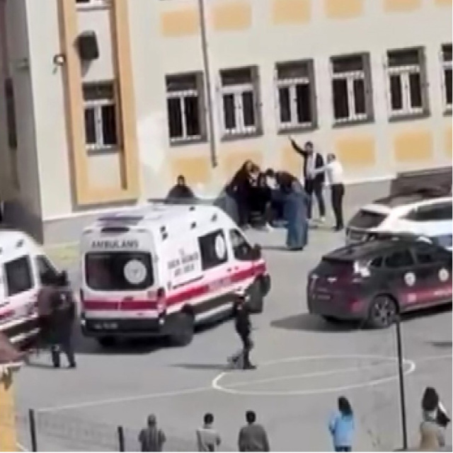 Esenyurt'ta lisede bıçaklı kavga: 2 yaralı