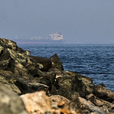 Katar açıklarında 1 tanker vuruldu
