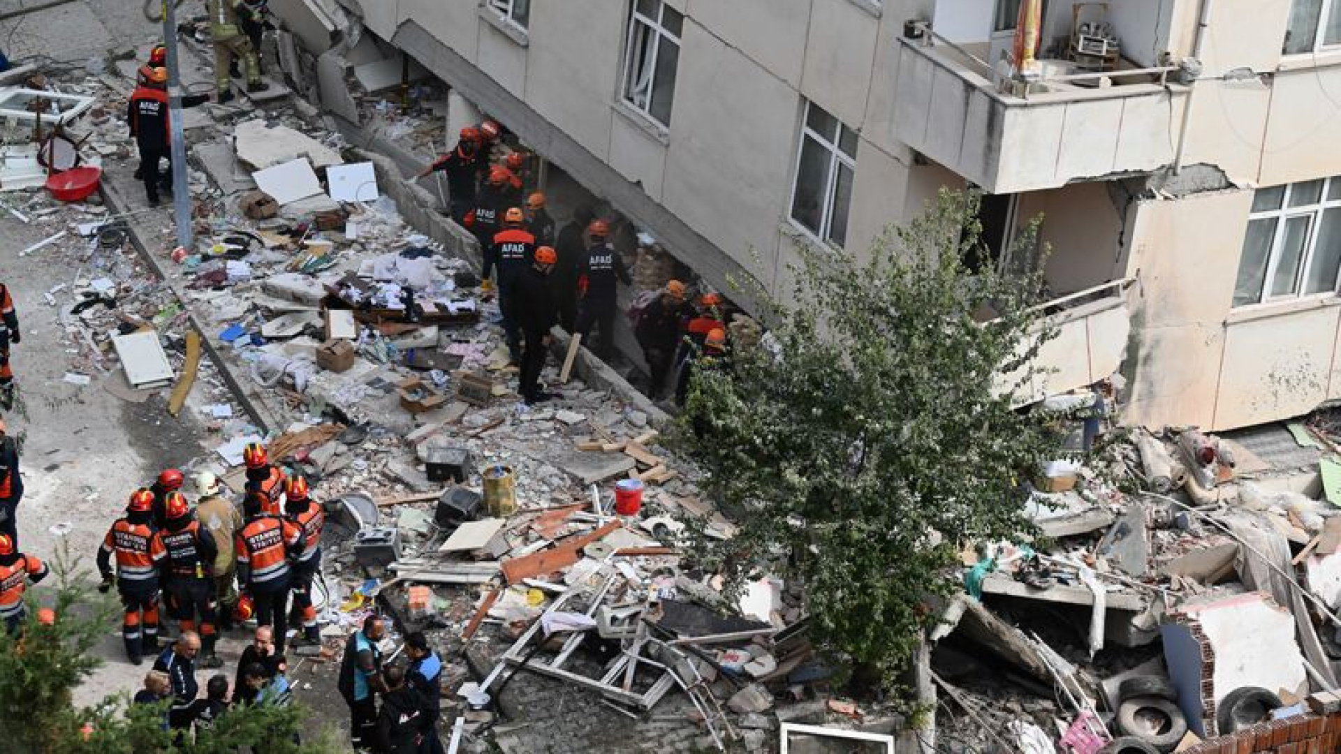 İstanbul: Maltepe'de çöklen binanın üst 2 katı kaçak