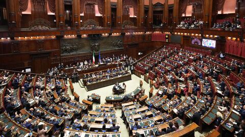 İtalya'da tartışmalı seçim süreci reformuna onay