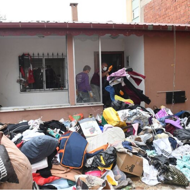 Ordu'da bir evden 20 kamyon çöp çıkarıldı