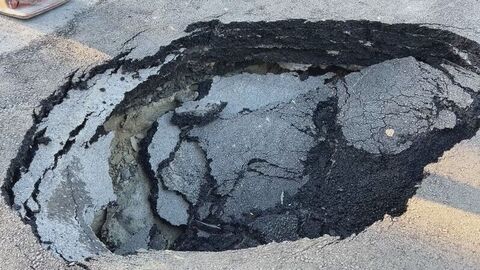 Beşiktaş'ta yolda çökme meydana geldi. Bu sırada sokaktan herhangi bir aracın