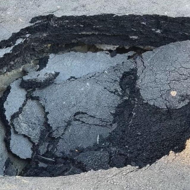 Beşiktaş'ta yol çöktü