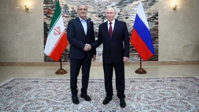 Putin ile Pezeşkiyan bir araya geldi