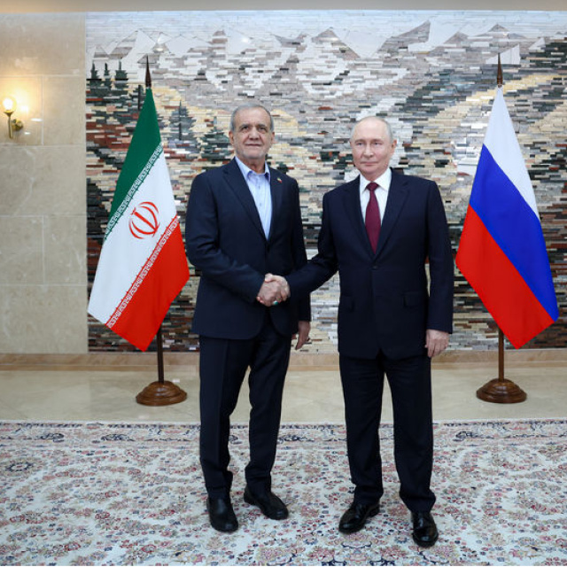 Putin ile Pezeşkiyan bir araya geldi