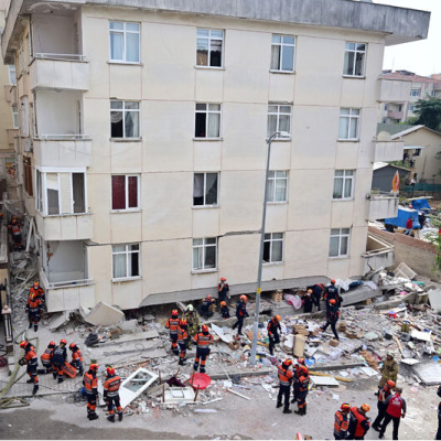 Kat kat gelen felaket! 3 katlı iş merkezi 7 katlı apartman oldu