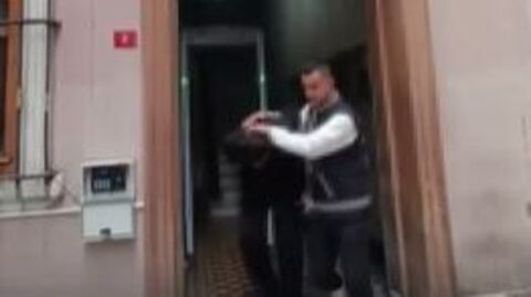 Camide döviz hırsızlığı: 1 tutuklama