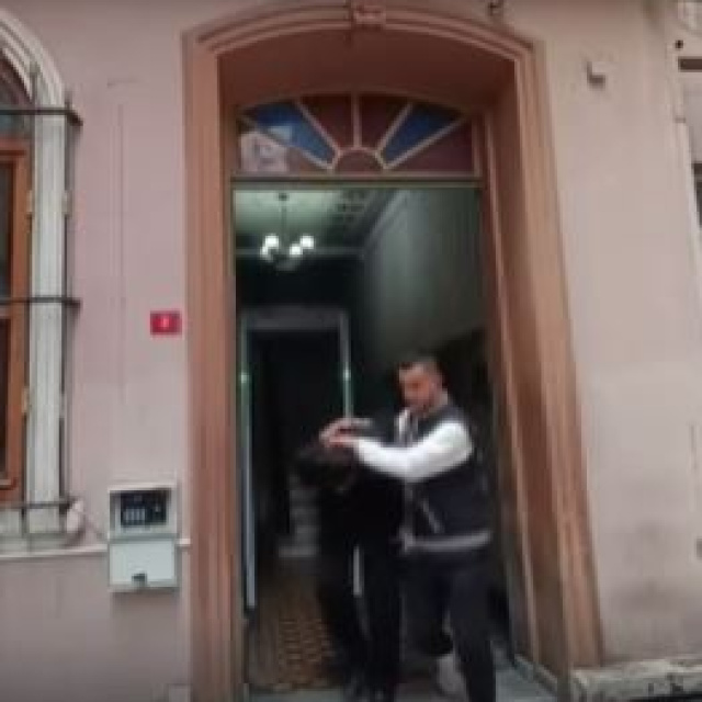 Camide döviz hırsızlığı: 1 tutuklama