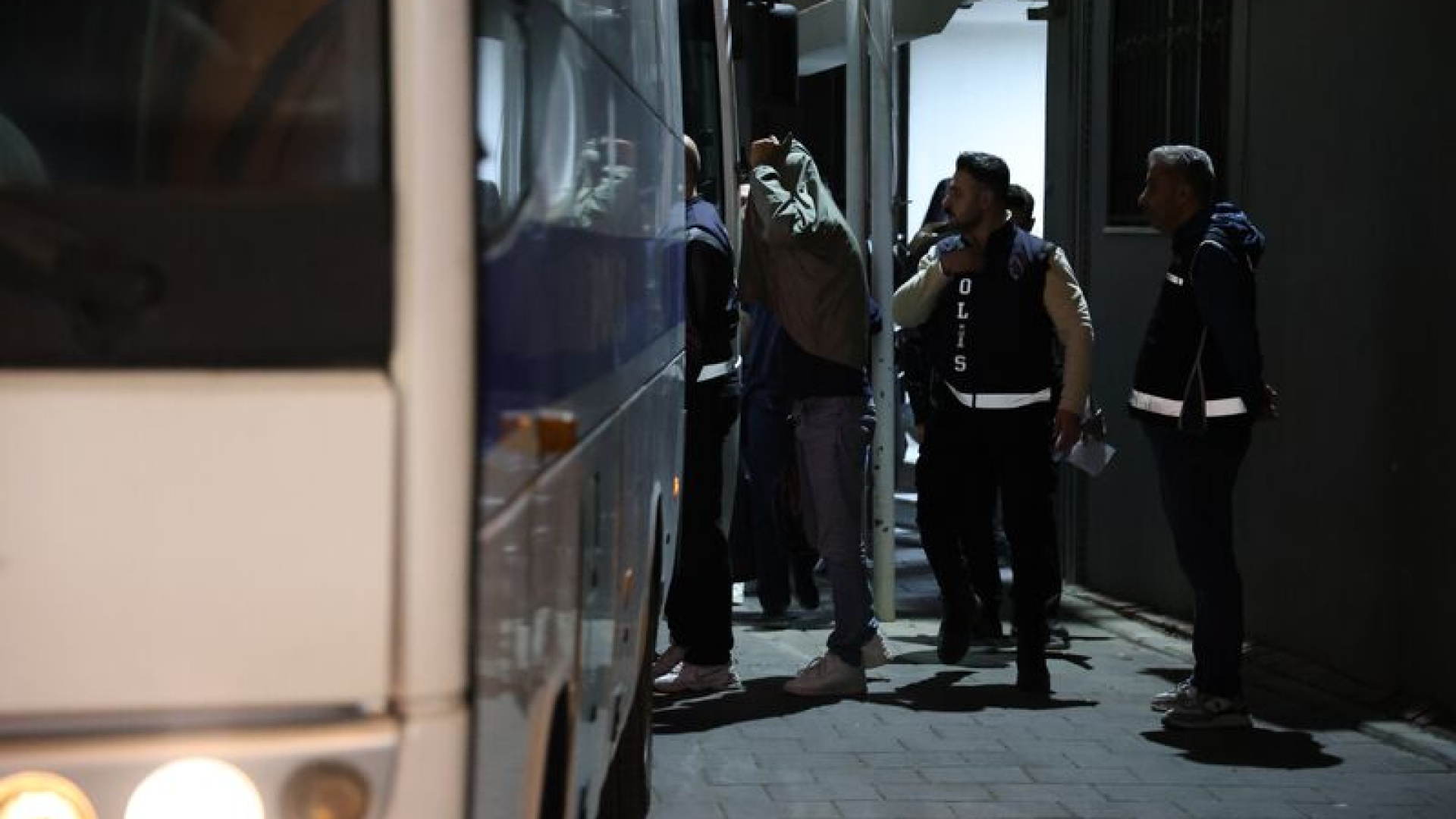 Bayraklı'da 43 kişi adliyeye sevk edildi
