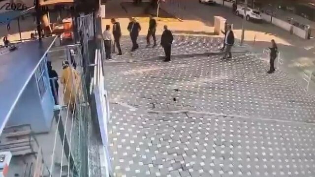 Okul önünde bekçiye saldırı