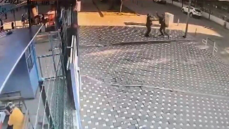 Okul önünde bekçiye saldırı