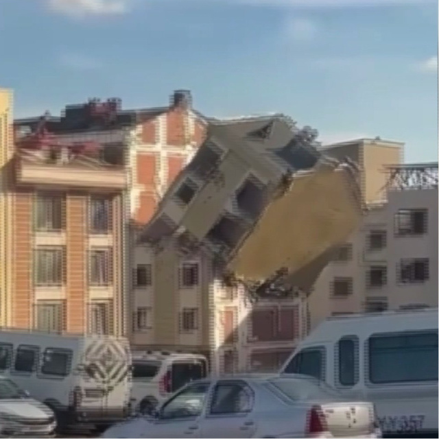 Yıkımı yapılan bina askıda kaldı!