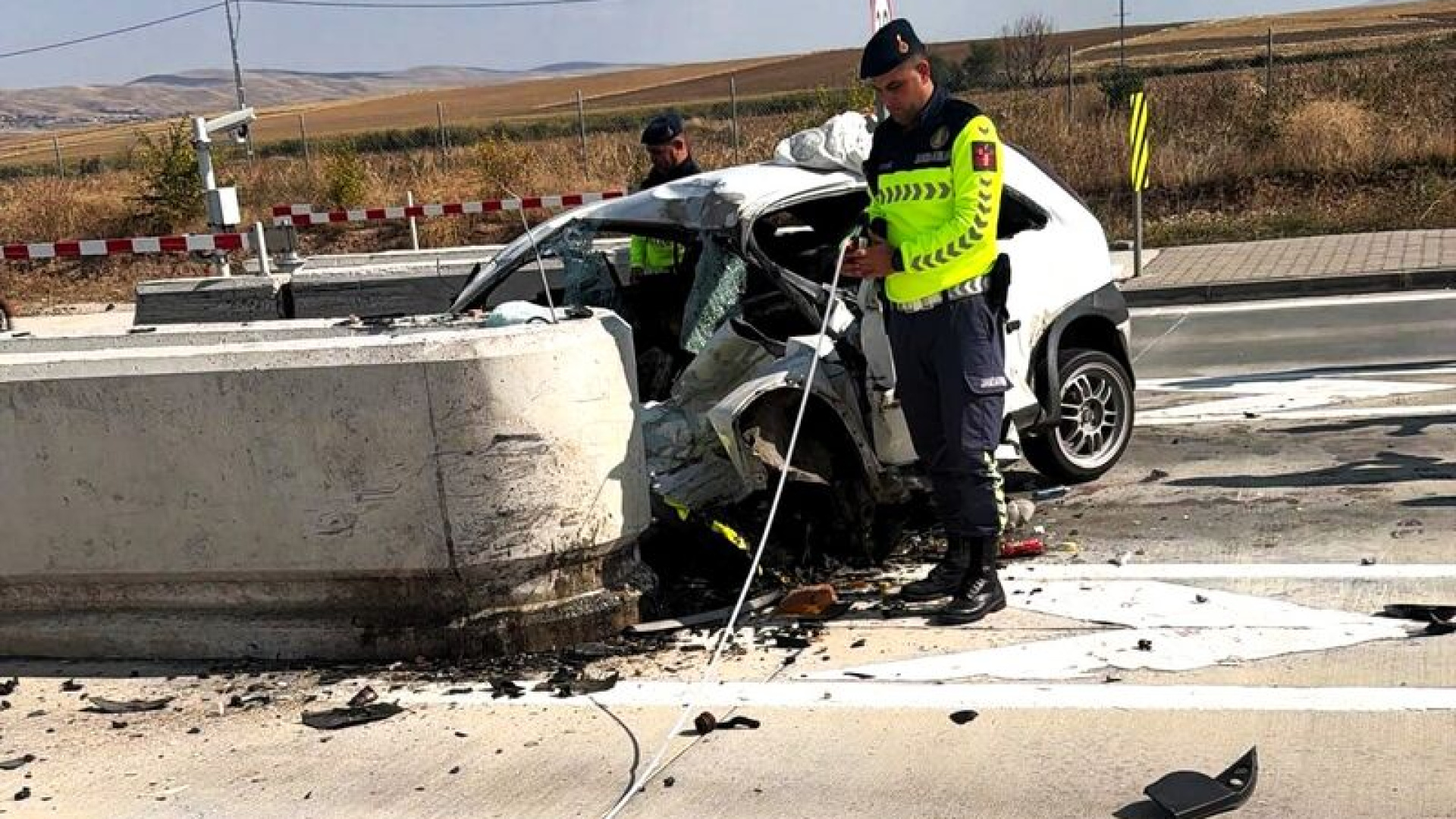 Beton bariyere çarptı! Korkunç kaza!