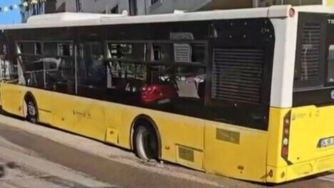 İstanbul'un Maltepe ilçesinde asfaltın çökmesi sonucu oluşan çukura İETT