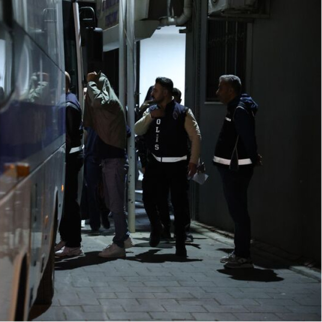 Bayraklı Belediyesi'ne yönelik operasyonda 15 tutuklama