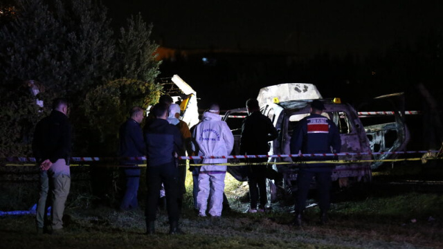 Yanan otomobilde cansız beden bulundu