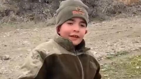 10 yaşında çocuk gözyaşına boğdu