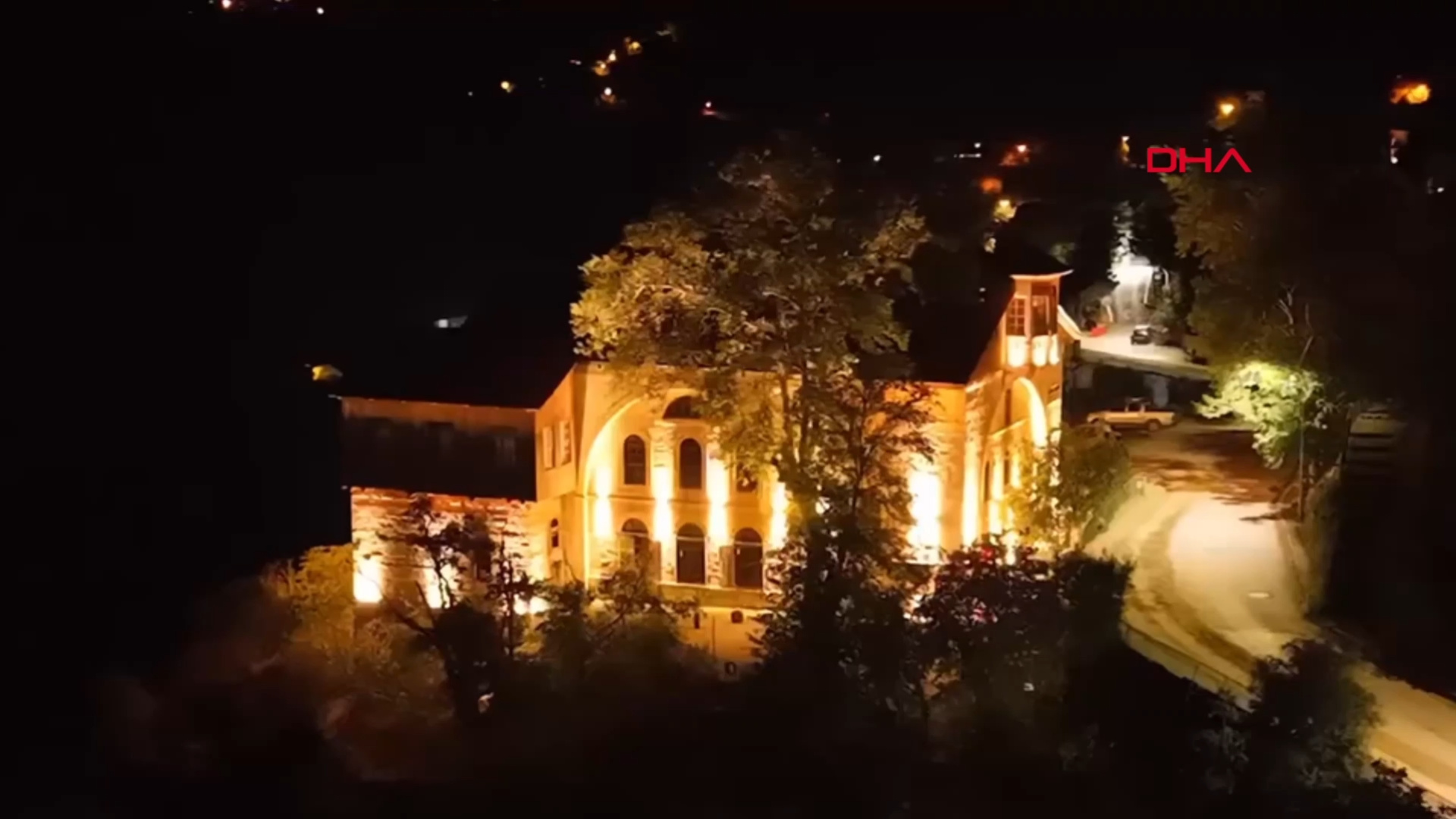 Kemaliye'de tarihi mekanlar ışıklandırıldı