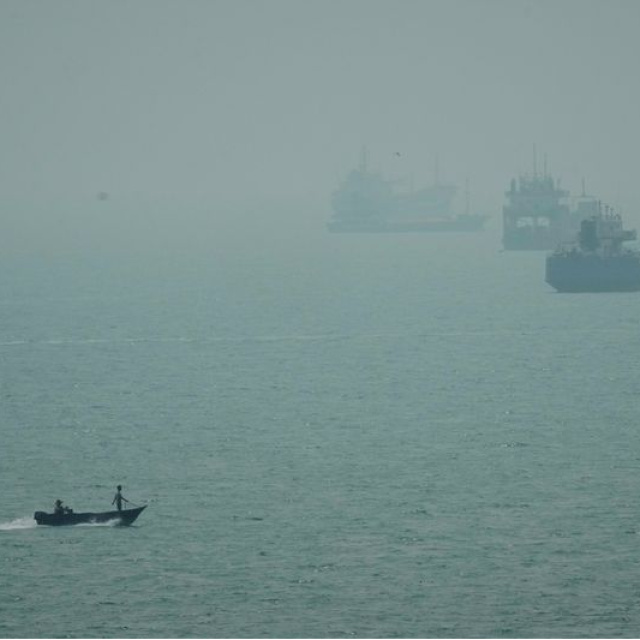 Hürmüz'de 1 tanker mayına çarptı