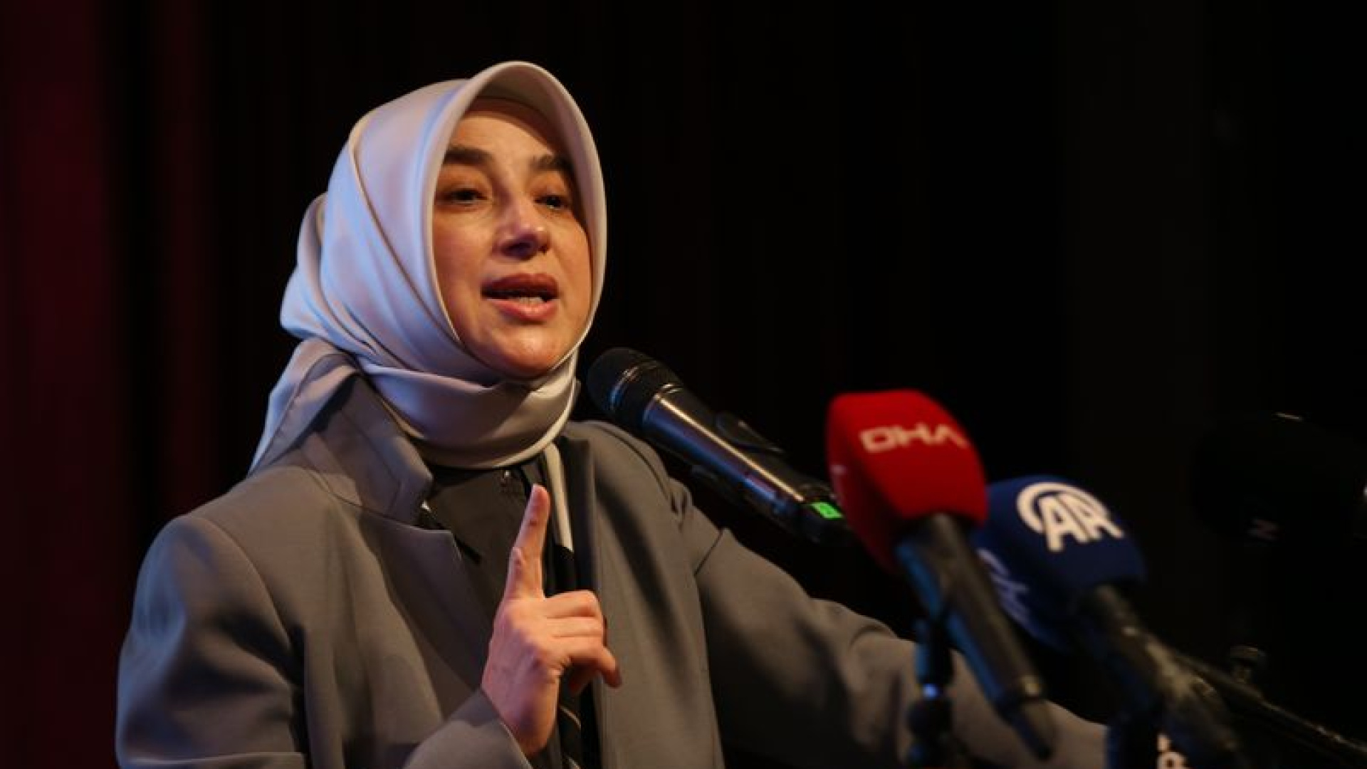 Özlem Zengin'den Özgür Özel'e tepki