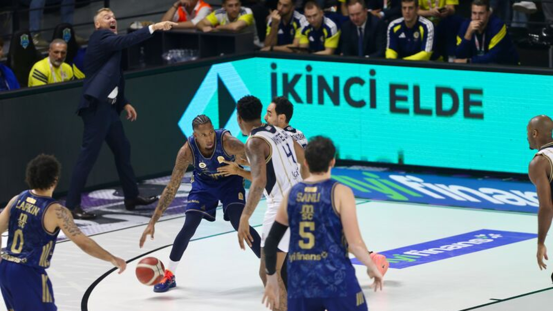 Fenerbahçe Rize'de farklı kazandı