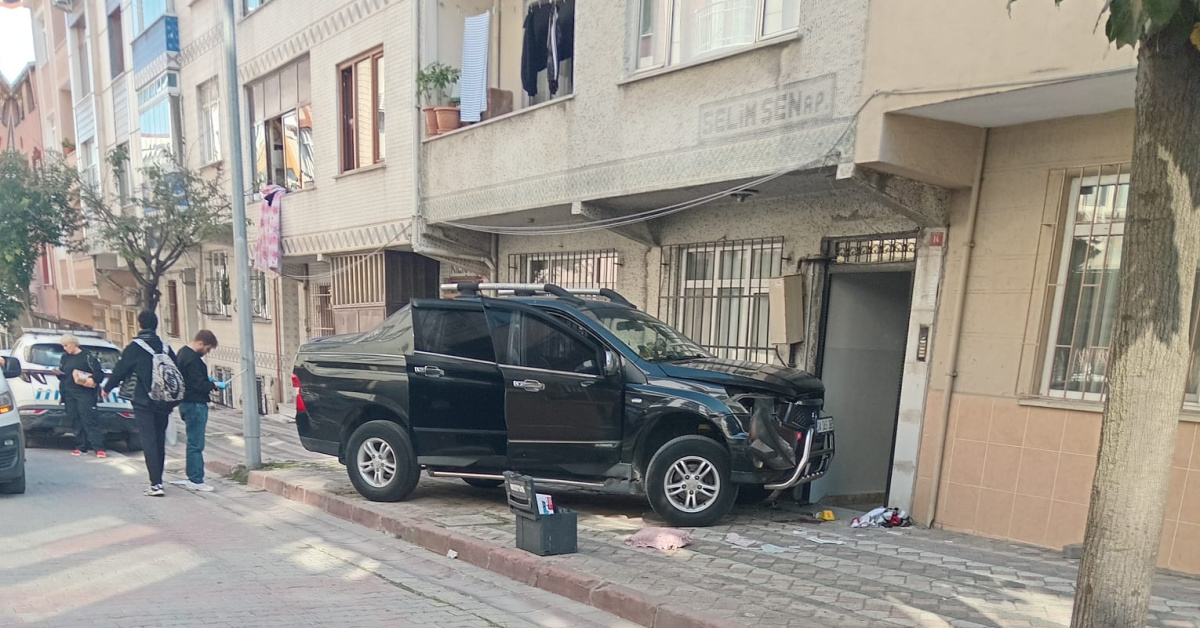 Man dies after pickup truck hits him during parking maneuver in Istanbul