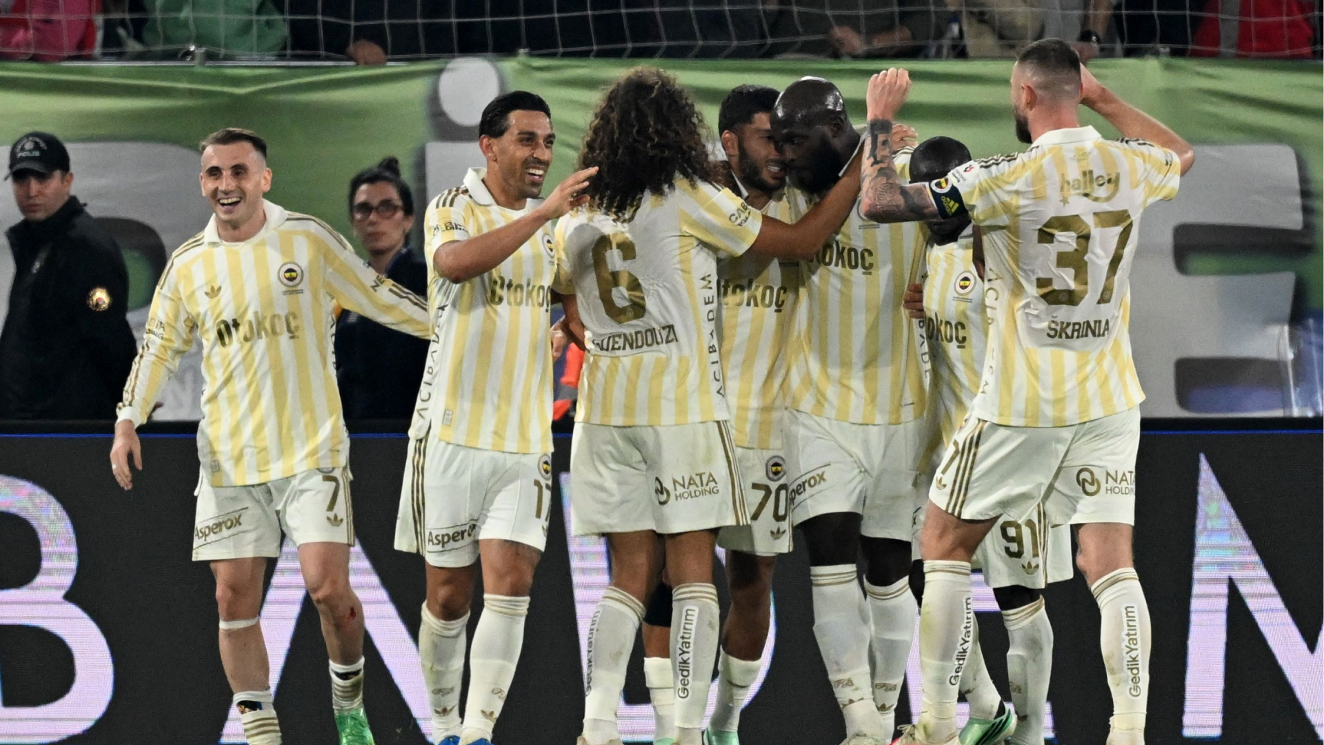 Fenerbahçe Rize'de farklı kazandı