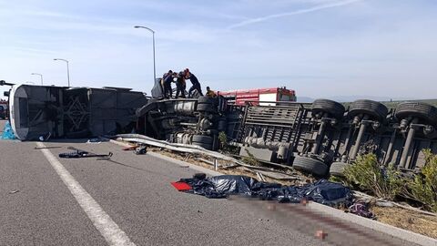 TIR ile otobüs çarpıştı! Can kayıpları ve çok sayıda yaralı var!