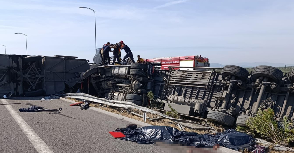 Bus and truck crash in Manisa kills 11 and injures 27