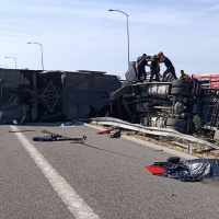 TIR ile otobüs çarpıştı! Can kayıpları ve çok sayıda yaralı var!